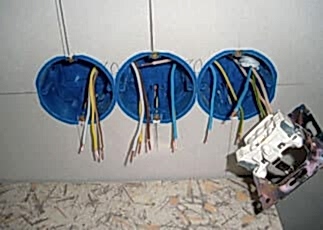 Установка розеток и выключателей